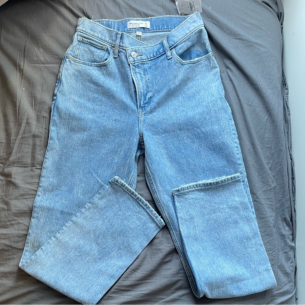 NWT Abercrombie & Fitch high rise jeans 28